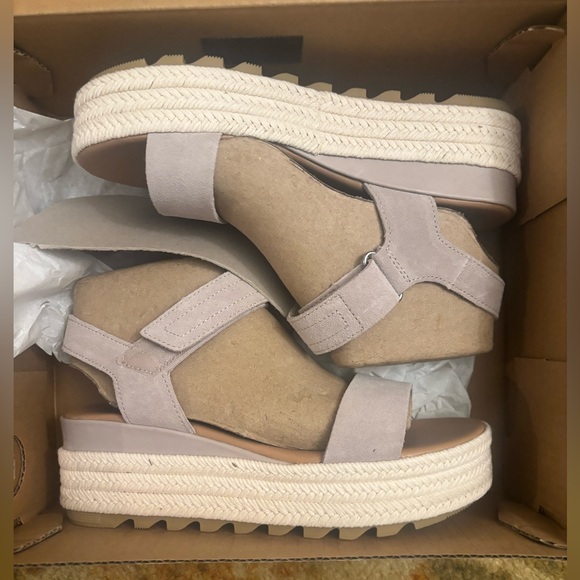 Sorel Women's Beige CameronPlatform Sandals. NWT. - Picture 2 of 6